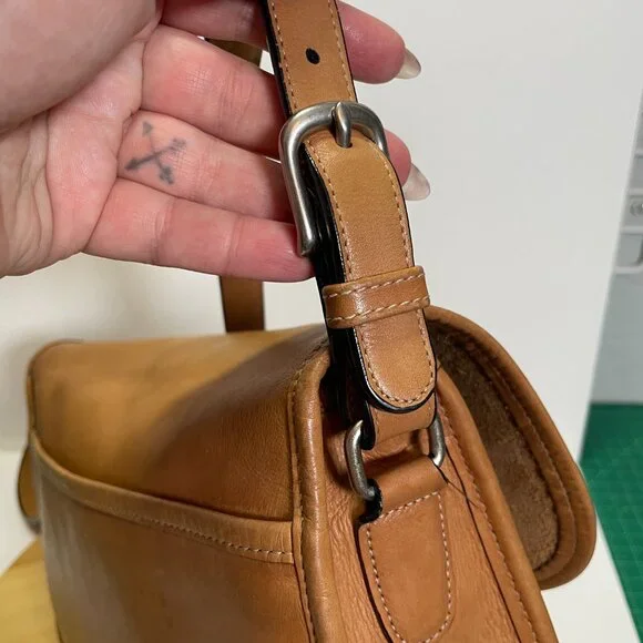 Vintage Coach 9790 City Bag Tan Leather Purse Shoulder Crossbody Brass Kiss Lock - Picture 5 of 13